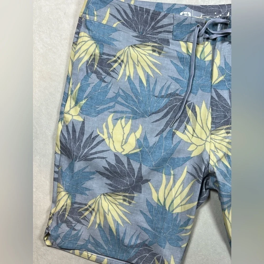 NWT Travis Mathew 42W Lifestyle Palm Floral Pattern Stretch Band Trunks Swim